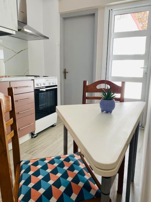 Apartamento Modern 2Br Near Centre -5Min Wlk Patras Exterior foto
